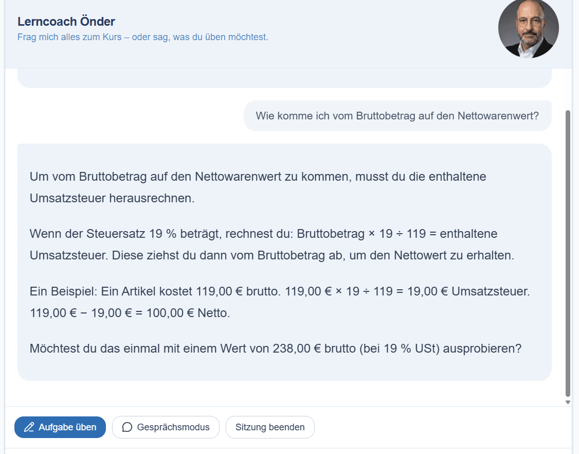 Der Lerncoach im Gespräch: Auf die Frage, wie man vom Bruttobetrag auf den Nettowarenwert kommt, erklärt er das Herausrechnen der Umsatzsteuer und rechnet ein Beispiel vor.